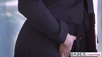 Стройненькая девушка засовывает хуезаменитель в вагину вскоре после мастурбации пальцами